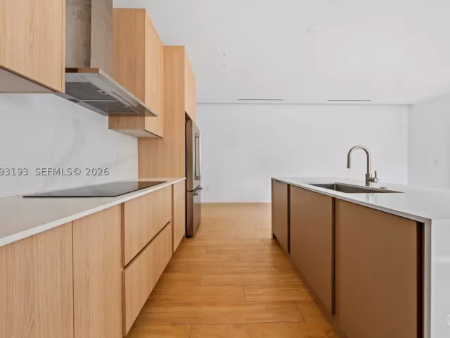 Продажа дома по адресу 2360 SW 32nd Ave Right - фото 8910752