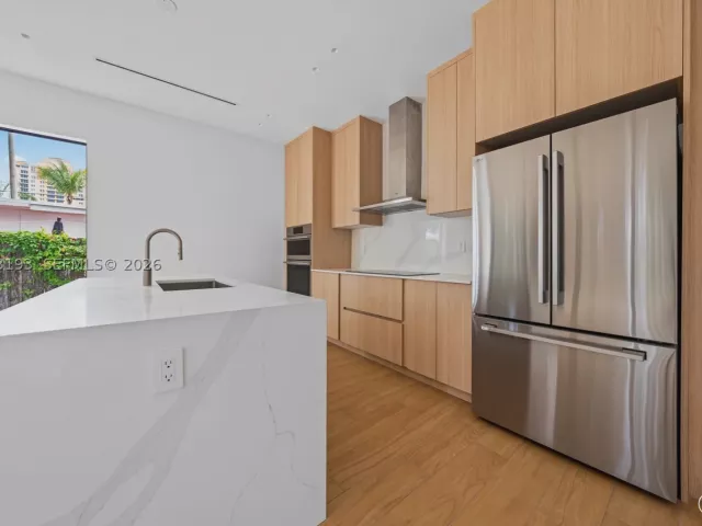 Продажа дома по адресу 2360 SW 32nd Ave Right - фото 8910753