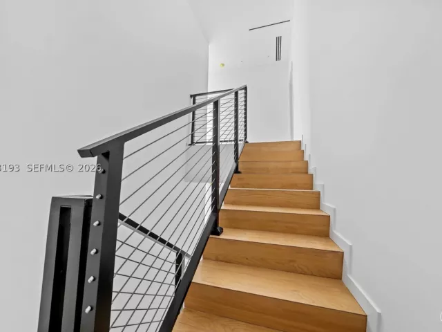 Продажа дома по адресу 2360 SW 32nd Ave Right - фото 8910754