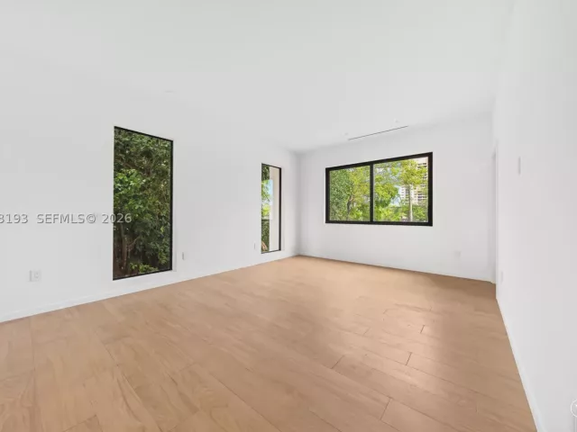 Продажа дома по адресу 2360 SW 32nd Ave Right - фото 8910755