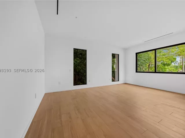 Продажа дома по адресу 2360 SW 32nd Ave Right - фото 8910756