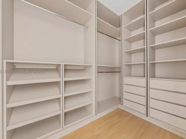 Продажа дома по адресу 2360 SW 32nd Ave Right - фото 8910757