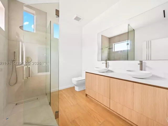 Продажа дома по адресу 2360 SW 32nd Ave Right - фото 8910758