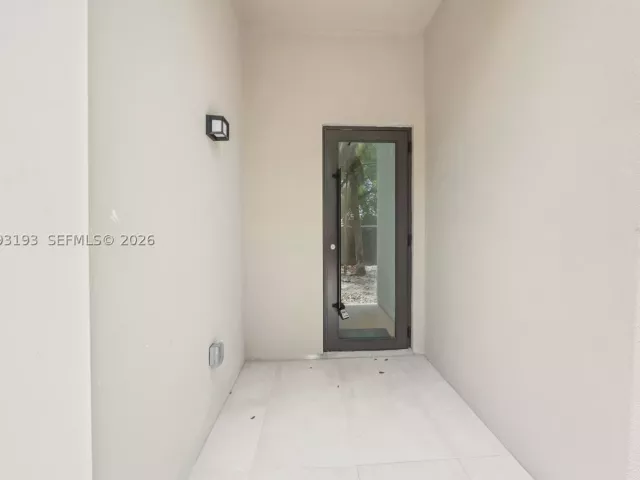Продажа дома по адресу 2360 SW 32nd Ave Right - фото 8910742