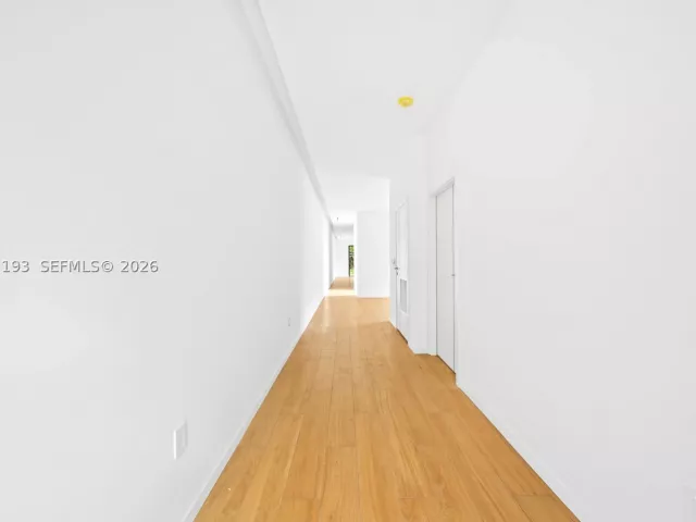 Продажа дома по адресу 2360 SW 32nd Ave Right - фото 8910743