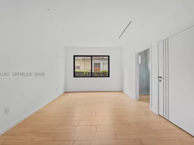 Продажа дома по адресу 2360 SW 32nd Ave Right - фото 8910744