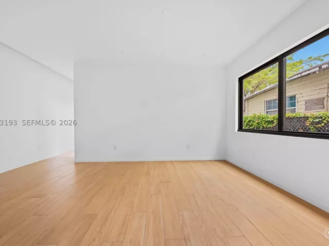 Продажа дома по адресу 2360 SW 32nd Ave Right - фото 8910746