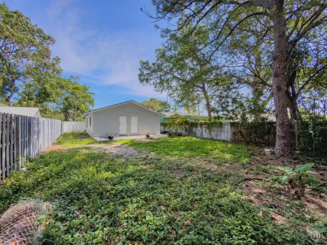 Продажа дома по адресу 836 SW 13th Court - фото 8062526