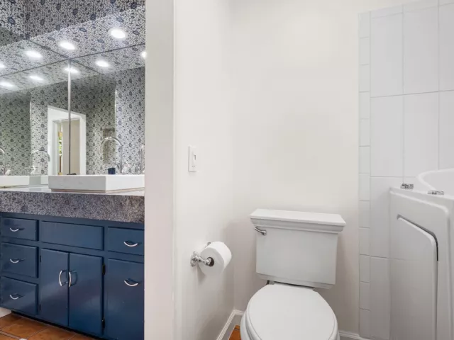 Продажа дома по адресу 2110 NE 55th Street - фото 8912787
