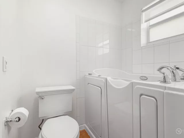 Продажа дома по адресу 2110 NE 55th Street - фото 8912788