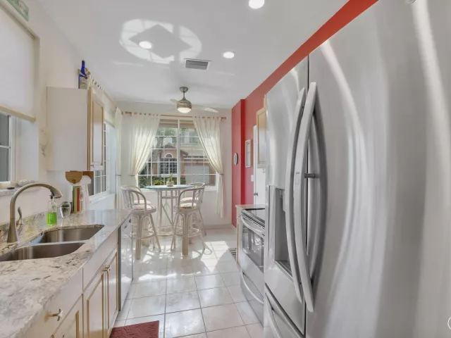 Продажа дома по адресу 1950 Ne 7th St 105 - фото 9358446