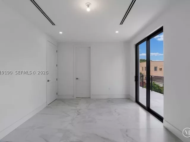 Продажа дома по адресу 2265 SW 4 St - фото 8982343
