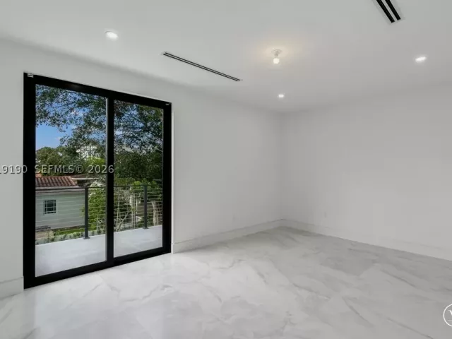 Продажа дома по адресу 2265 SW 4 St - фото 8982345