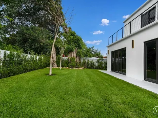 Продажа дома по адресу 2265 SW 4 St - фото 8982356