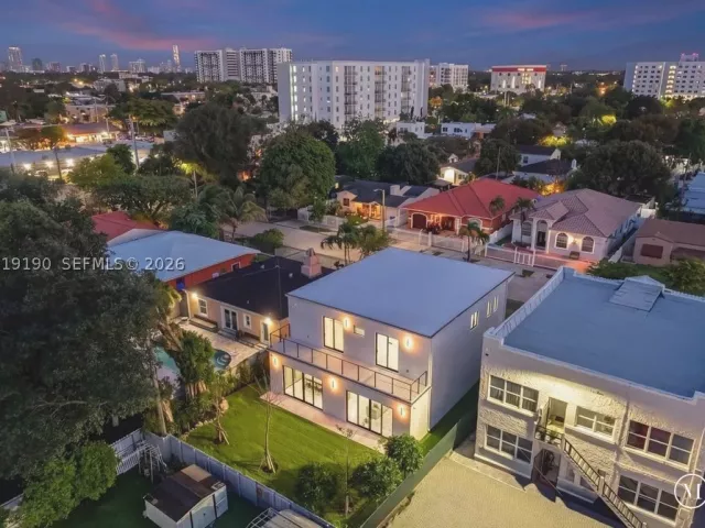 Продажа дома по адресу 2265 SW 4 St - фото 8982364