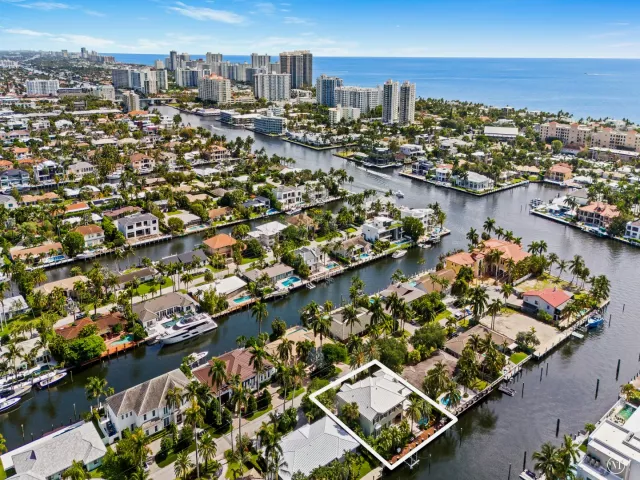 Продажа дома по адресу 2856 NE 25th Street - фото 8922770