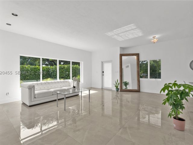 Продажа дома по адресу 11144 NE 8th Ct - фото 9456071
