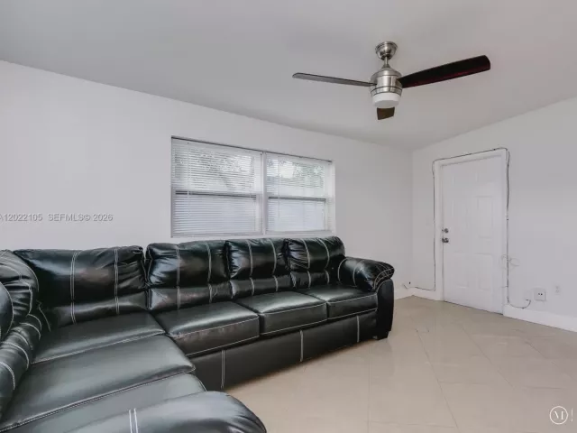 Продажа дома по адресу 870 NE 182nd St - фото 7680735