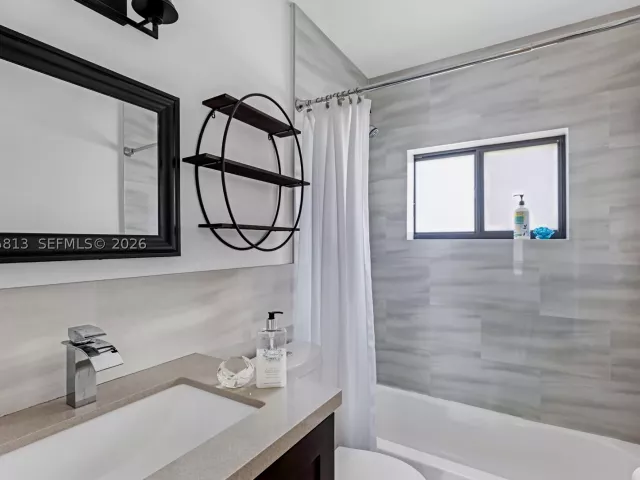 Продажа дома по адресу 2349 NE 173rd St - фото 9348336