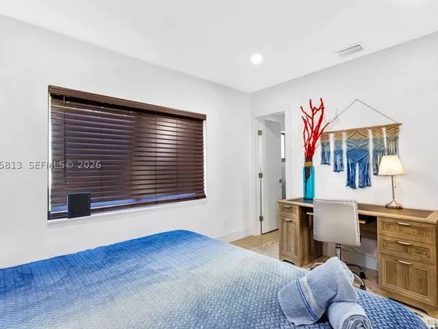 Продажа дома по адресу 2349 NE 173rd St - фото 9348337