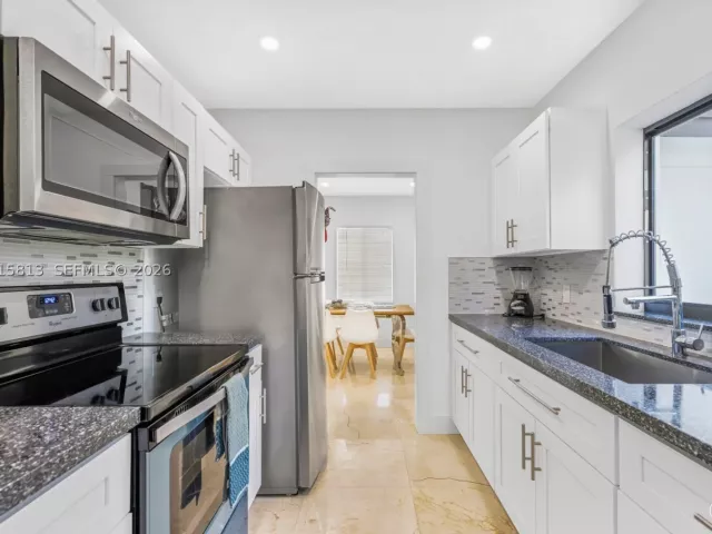 Продажа дома по адресу 2349 NE 173rd St - фото 9348341
