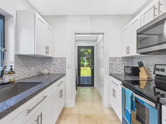 Продажа дома по адресу 2349 NE 173rd St - фото 9348342