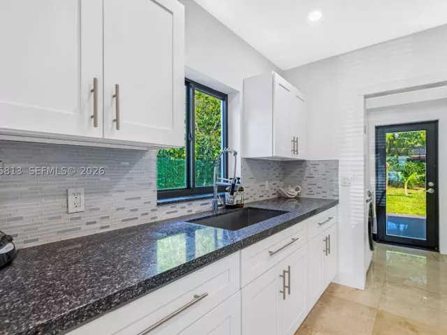 Продажа дома по адресу 2349 NE 173rd St - фото 9348343