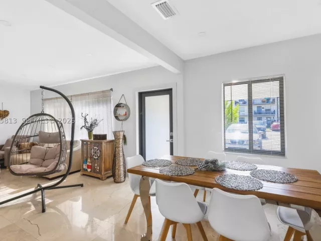 Продажа дома по адресу 2349 NE 173rd St - фото 9348329