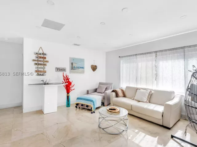 Продажа дома по адресу 2349 NE 173rd St - фото 9348330