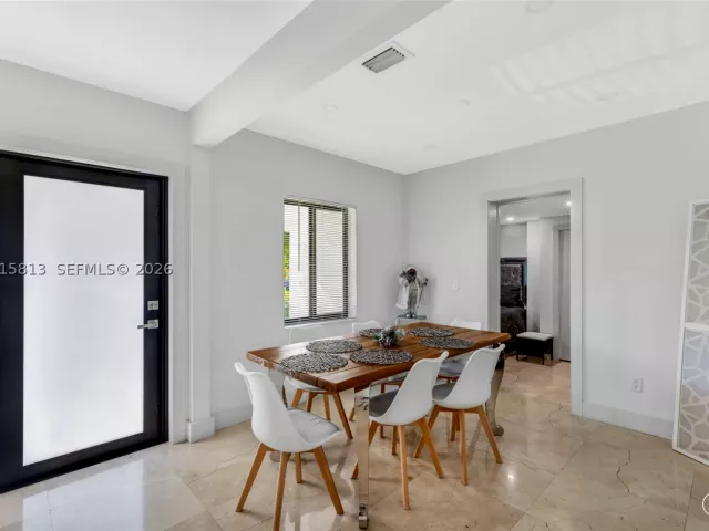 Продажа дома по адресу 2349 NE 173rd St - фото 9348331