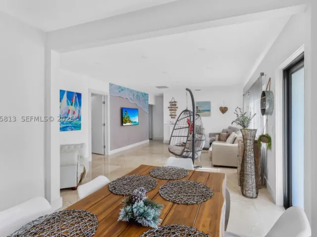 Продажа дома по адресу 2349 NE 173rd St - фото 9348332