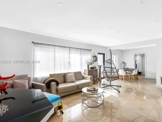 Продажа дома по адресу 2349 NE 173rd St - фото 9348333