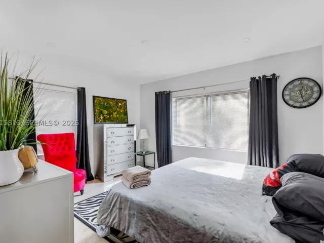Продажа дома по адресу 2349 NE 173rd St - фото 9348334