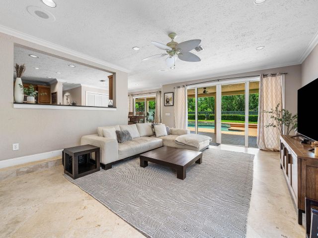 Продажа дома по адресу 1560 SW 17th Street - фото 8496791