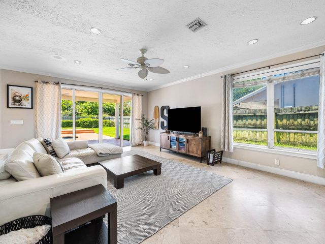 Продажа дома по адресу 1560 SW 17th Street - фото 8496908