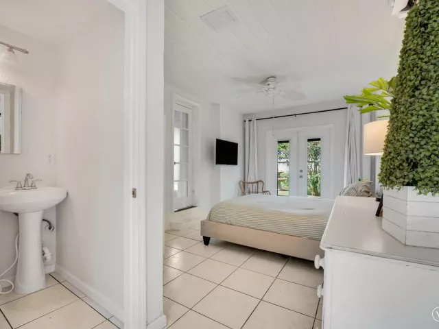 Продажа дома по адресу 1236 NE 13th Avenue - фото 8900045