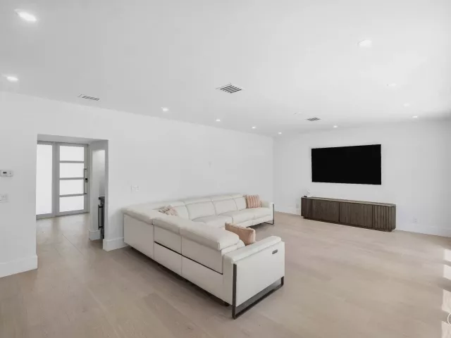 Продажа дома по адресу 5768 NW 39th Avenue - фото 8916911