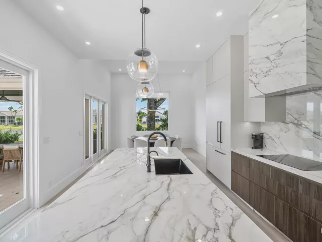 Продажа дома по адресу 5768 NW 39th Avenue - фото 8916914