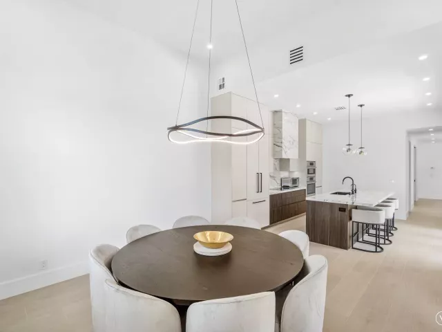 Продажа дома по адресу 5768 NW 39th Avenue - фото 8916919