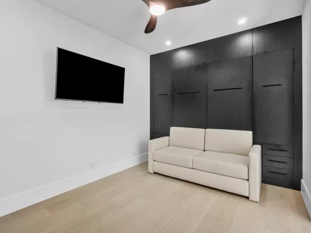 Продажа дома по адресу 5768 NW 39th Avenue - фото 8916922