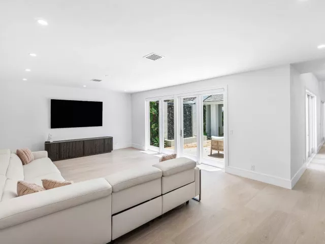 Продажа дома по адресу 5768 NW 39th Avenue - фото 8916910
