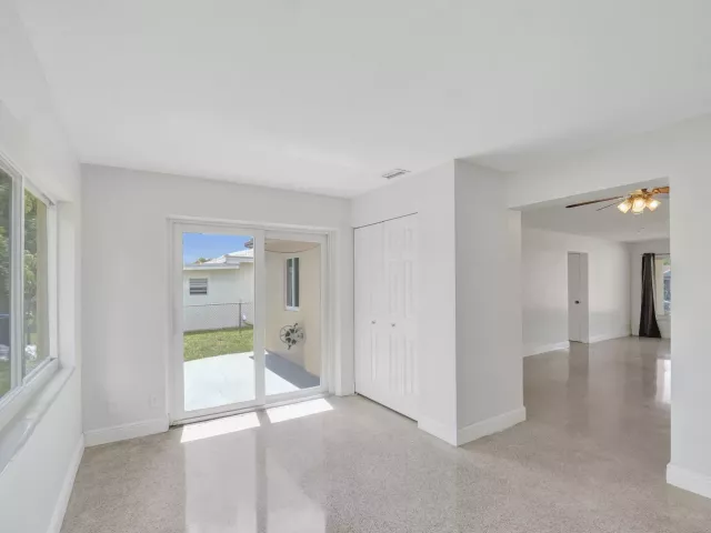 Продажа дома по адресу 1101 SW 31st Street - фото 8920991