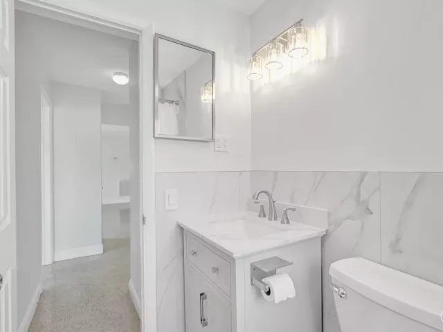 Продажа дома по адресу 1101 SW 31st Street - фото 8920995