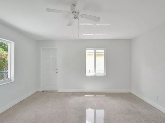 Продажа дома по адресу 1101 SW 31st Street - фото 8920997
