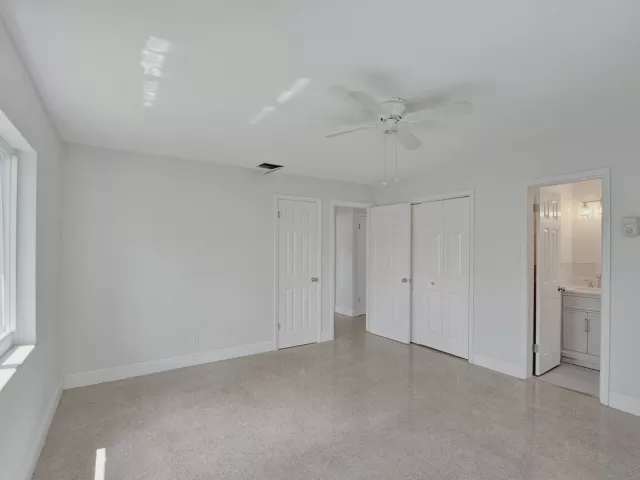Продажа дома по адресу 1101 SW 31st Street - фото 8920998