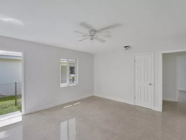 Продажа дома по адресу 1101 SW 31st Street - фото 8920999
