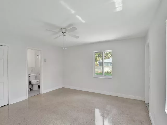 Продажа дома по адресу 1101 SW 31st Street - фото 8921000