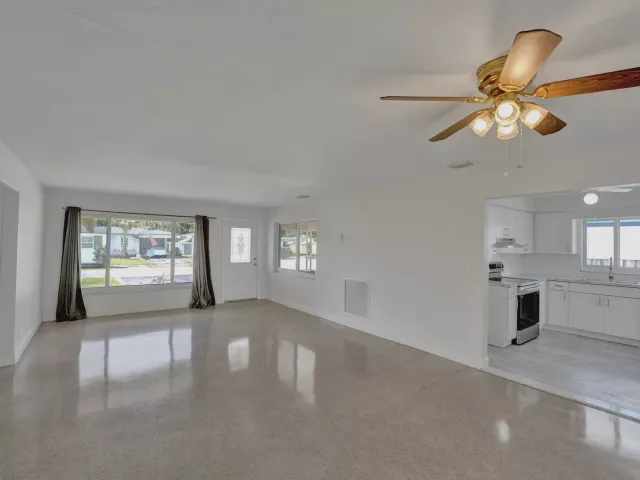 Продажа дома по адресу 1101 SW 31st Street - фото 8920982