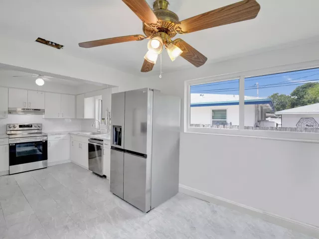 Продажа дома по адресу 1101 SW 31st Street - фото 8920987