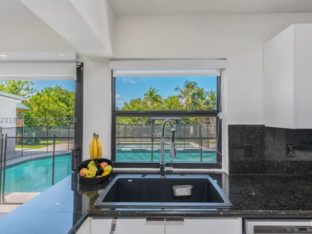 Продажа дома по адресу 2330 NE 195th St - фото 8921138